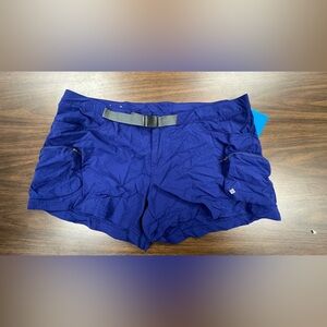Women’s Columbia cross on over shorts. Size XL 4”